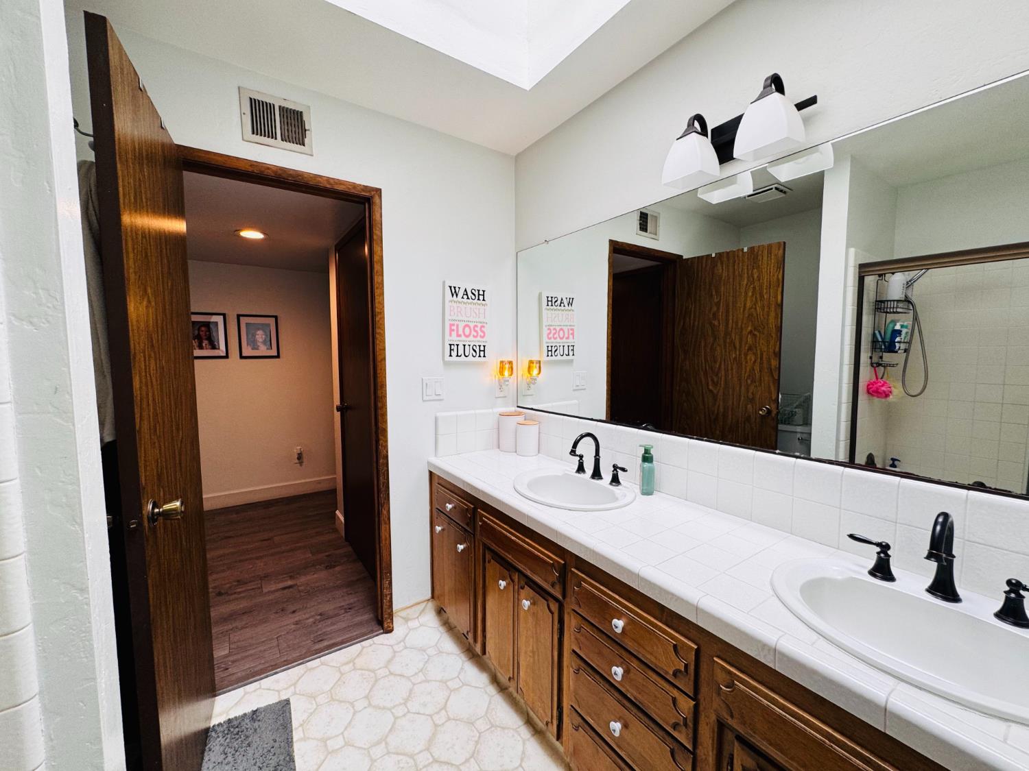 2560 Chestnut St, Hanford, CA 93230
