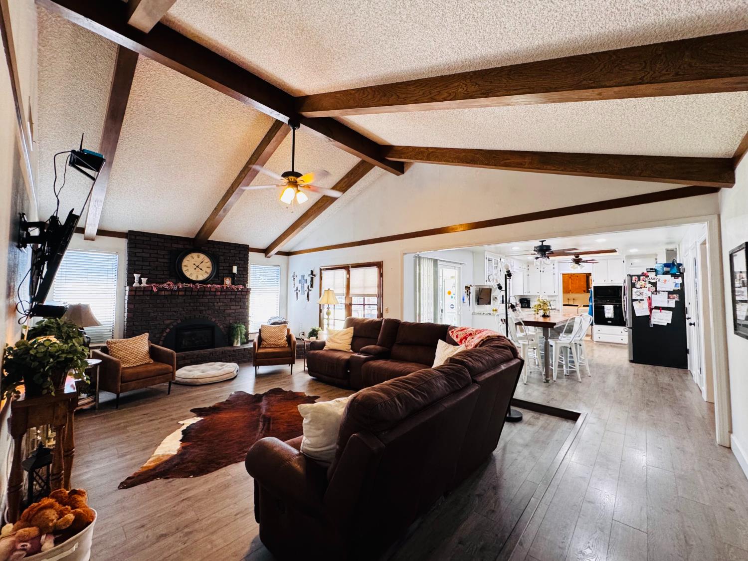 2560 Chestnut St, Hanford, CA 93230