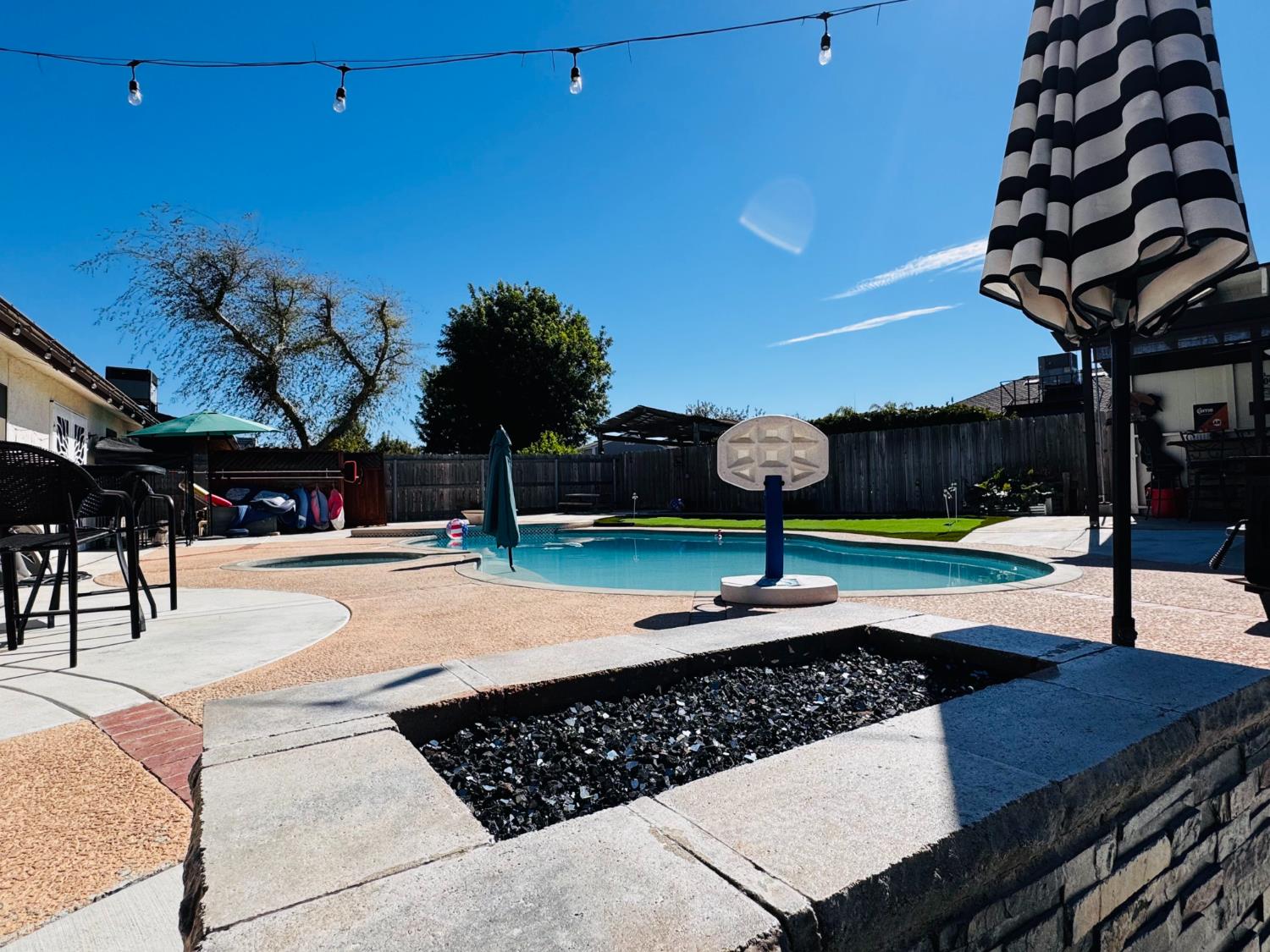 2560 Chestnut St, Hanford, CA 93230