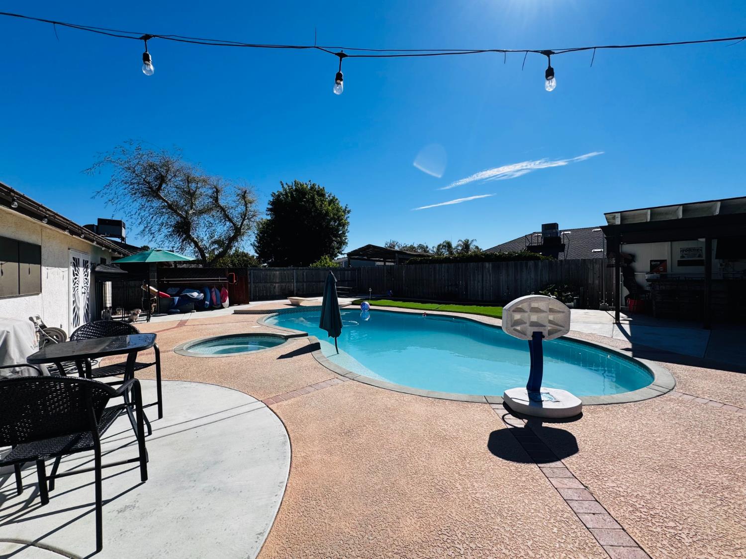 2560 Chestnut St, Hanford, CA 93230