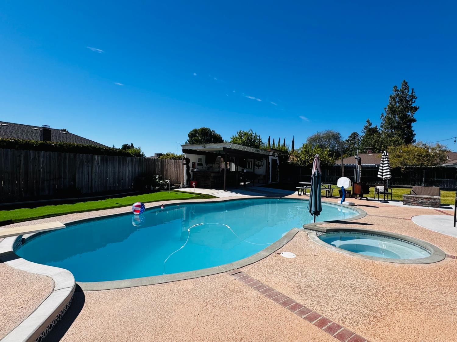 2560 Chestnut St, Hanford, CA 93230