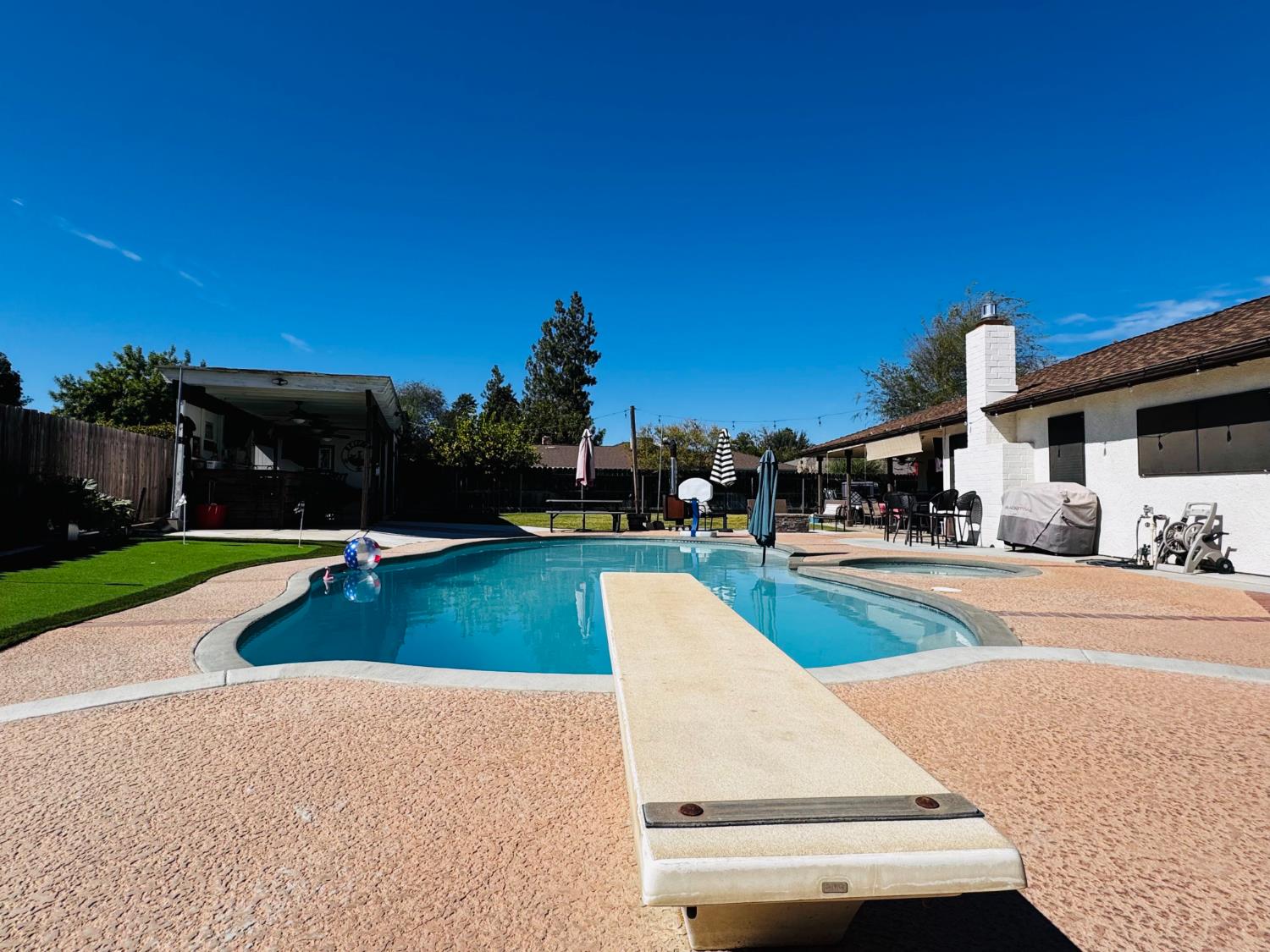 2560 Chestnut St, Hanford, CA 93230