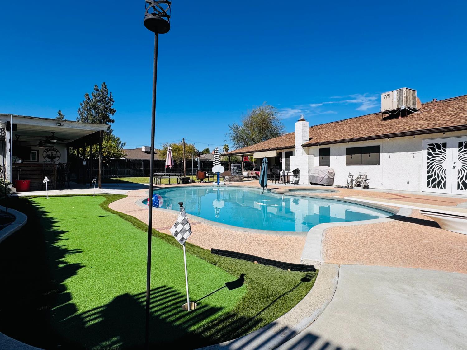 2560 Chestnut St, Hanford, CA 93230