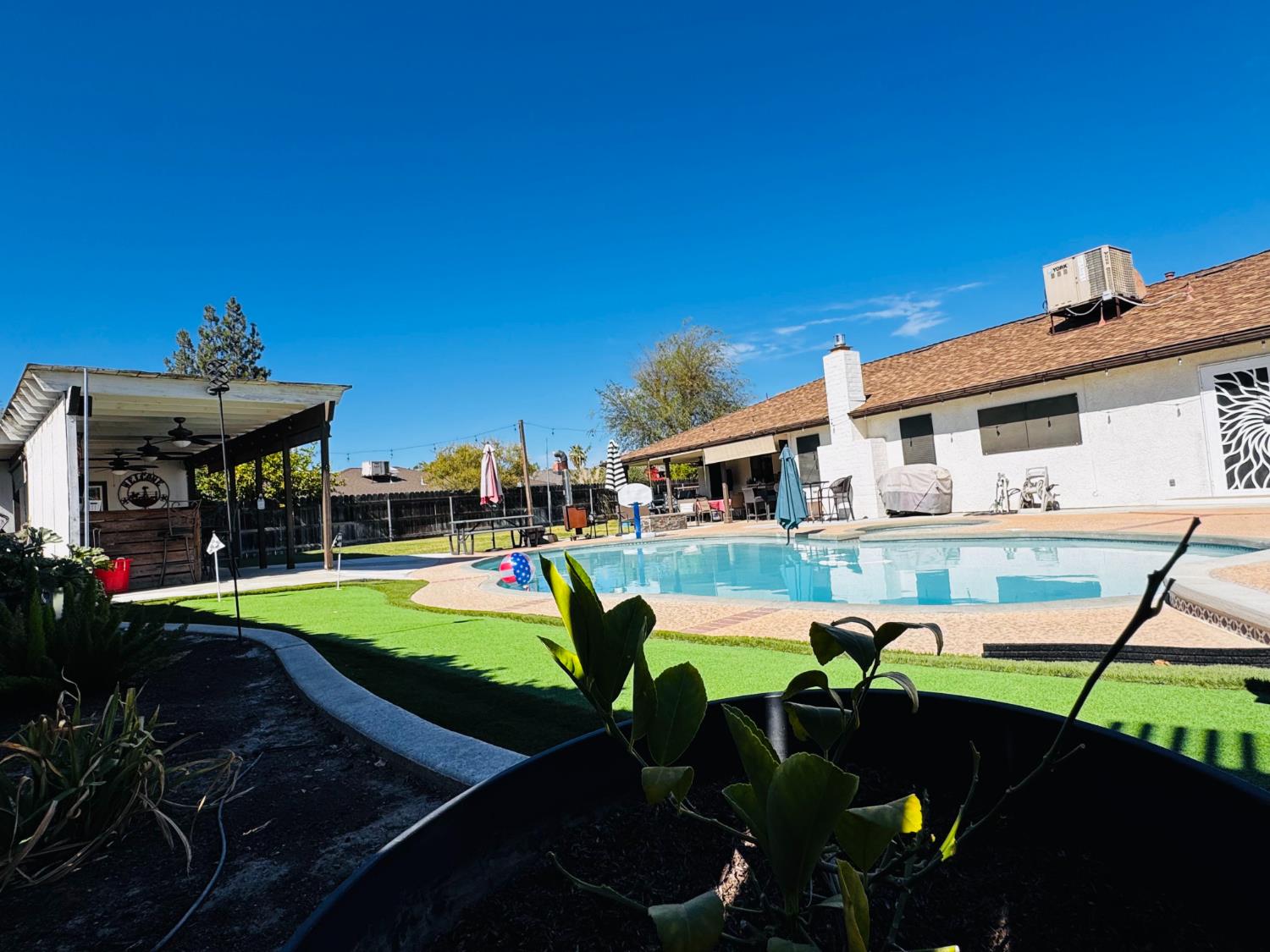2560 Chestnut St, Hanford, CA 93230