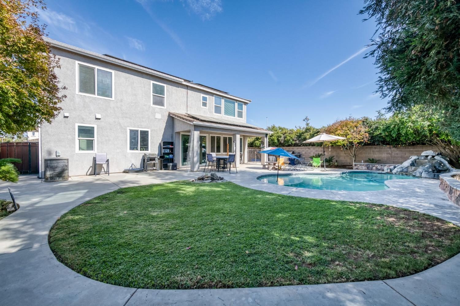 879 Fenmore Ave, Sanger, CA 93657