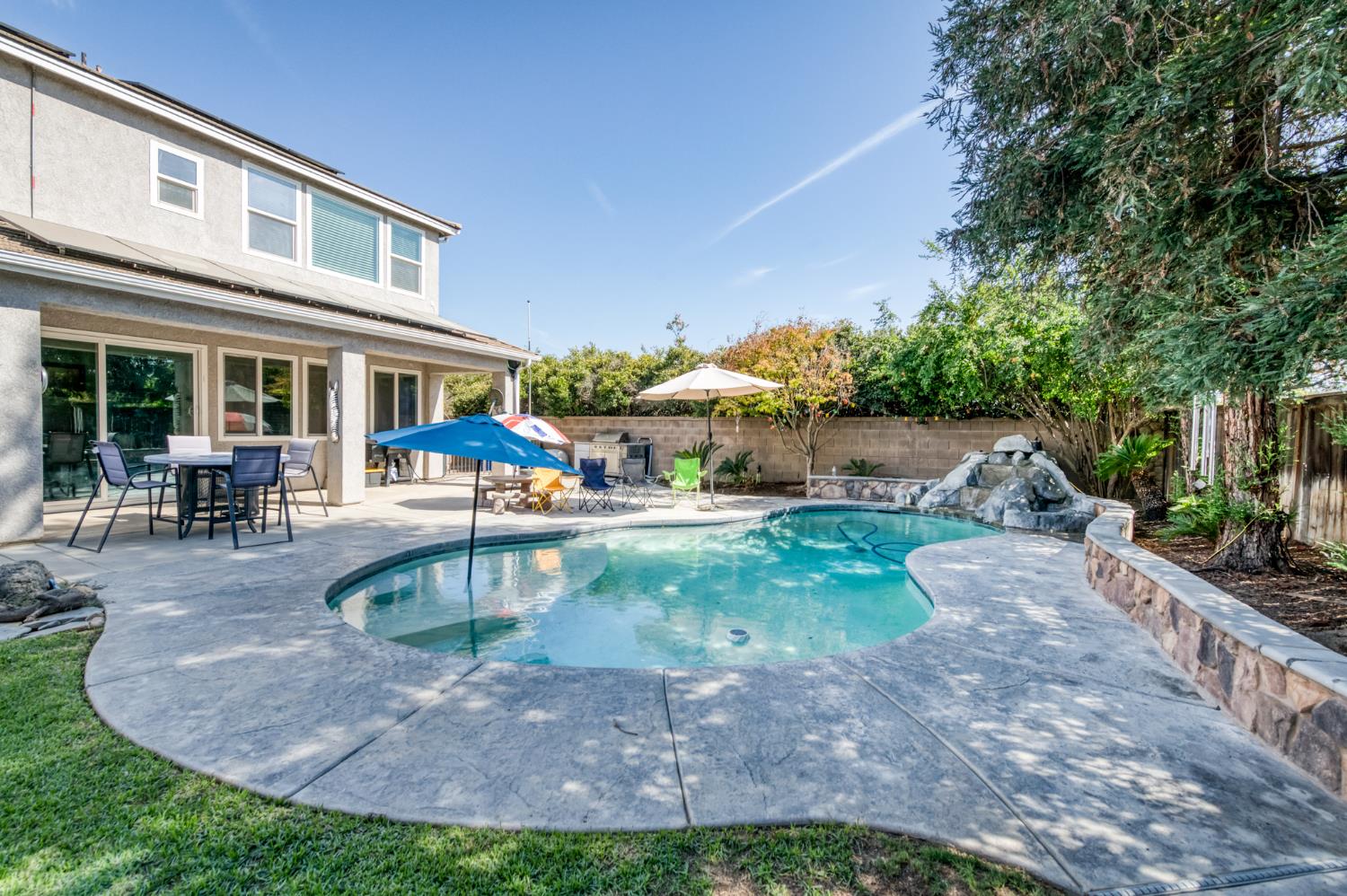 879 Fenmore Ave, Sanger, CA 93657