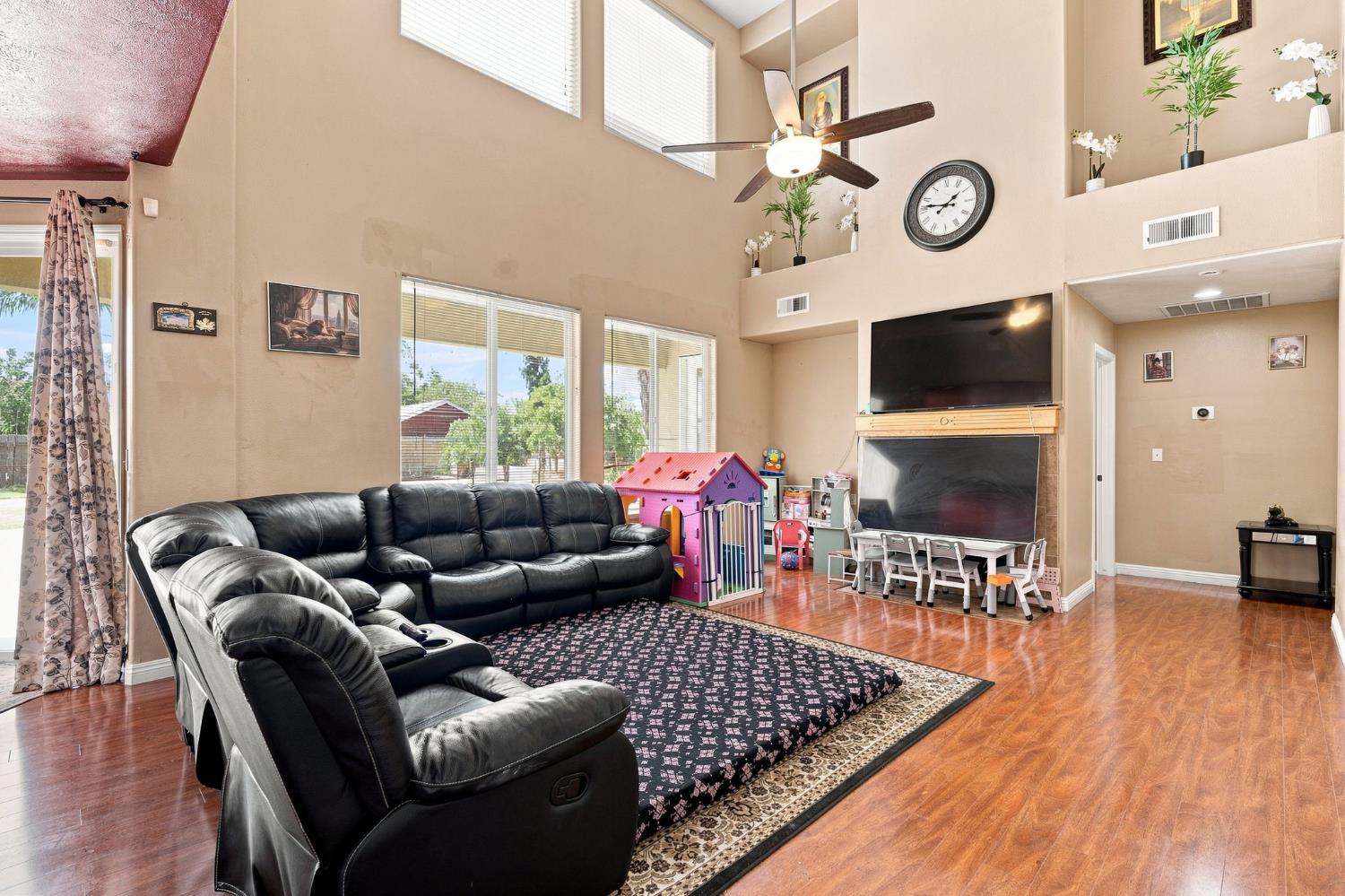 2422 S Duke Ave S, Fresno, CA 93727