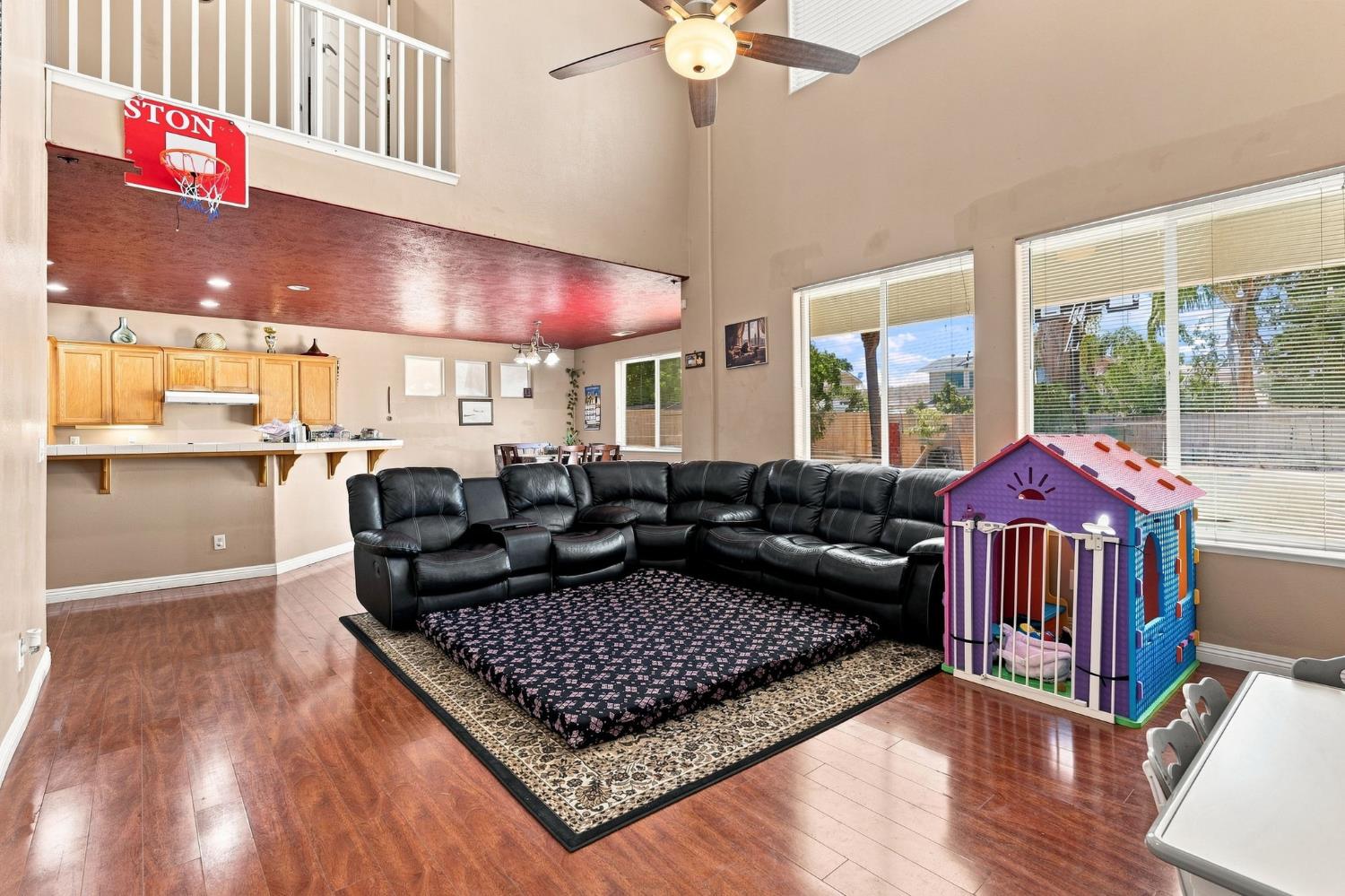 2422 S Duke Ave S, Fresno, CA 93727