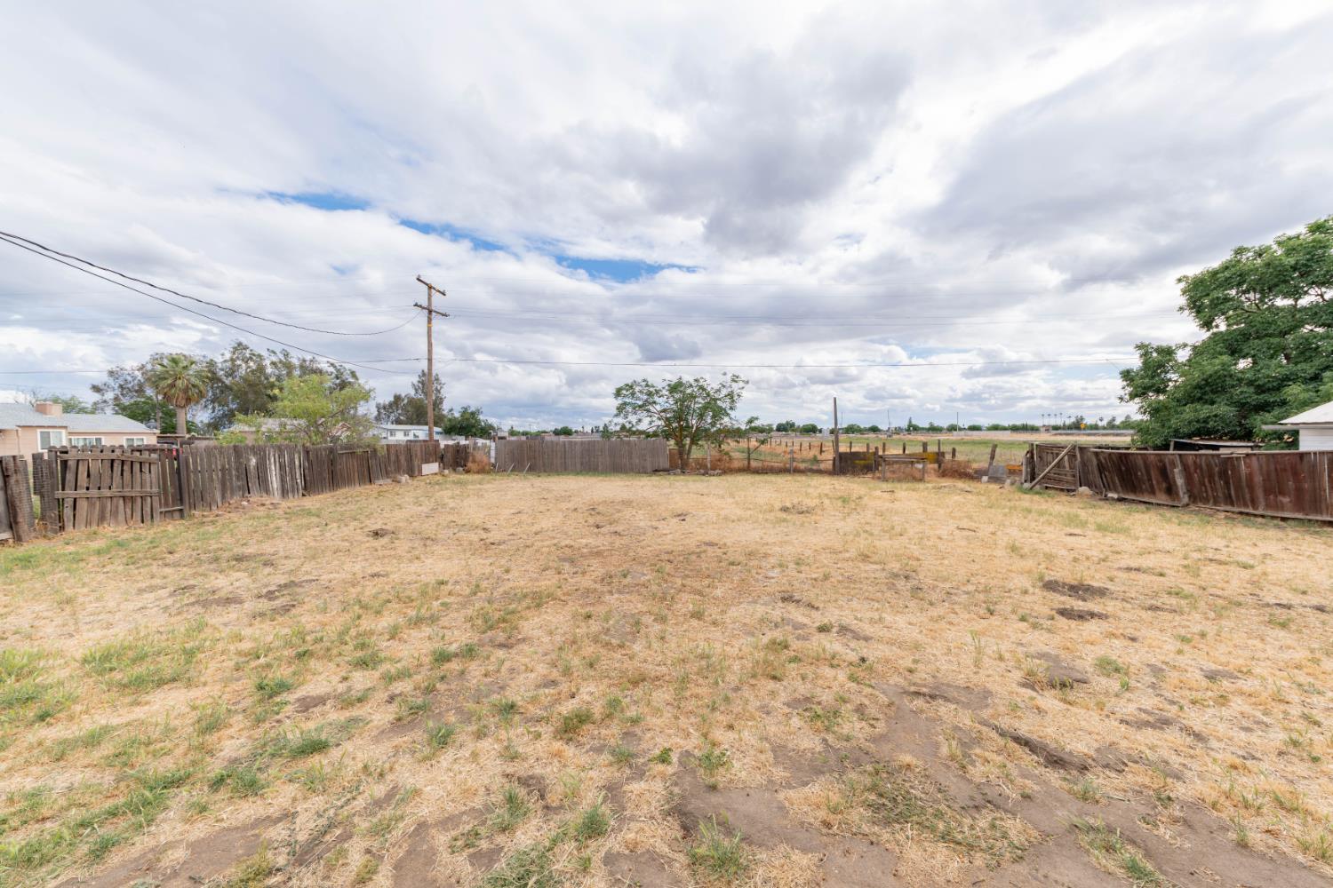 1209 W 6th St, Hanford, CA 93230
