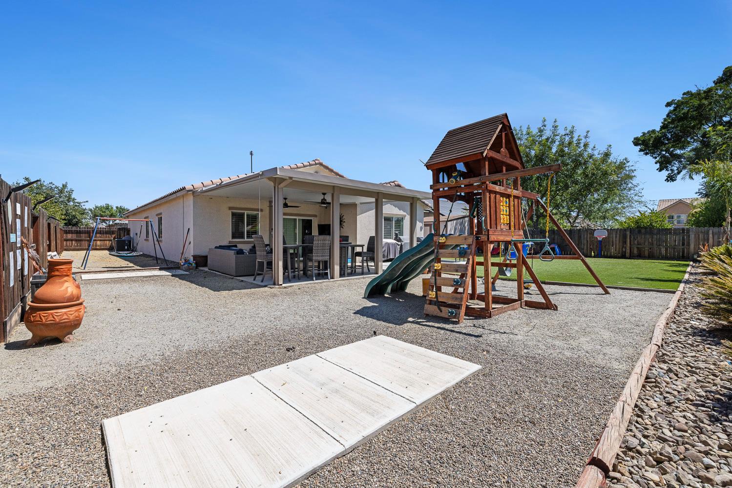 172 Adobe Ct, Coalinga, CA 93210