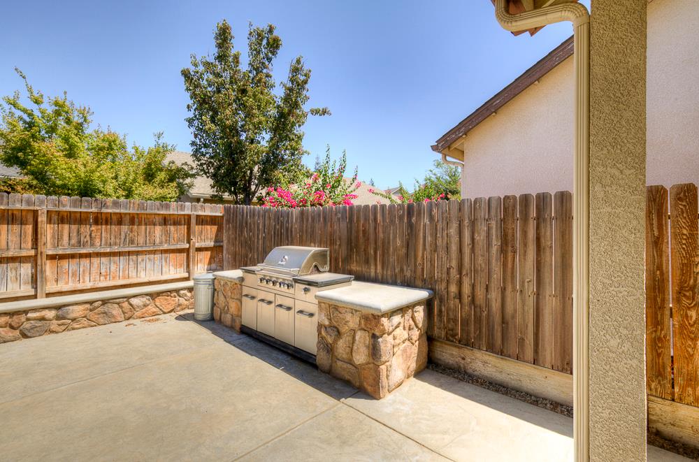 6654 W Alana Dr, Fresno, CA 93722
