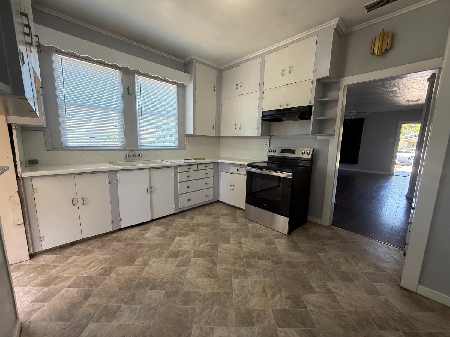 271 N I St, Dinuba, CA 93618