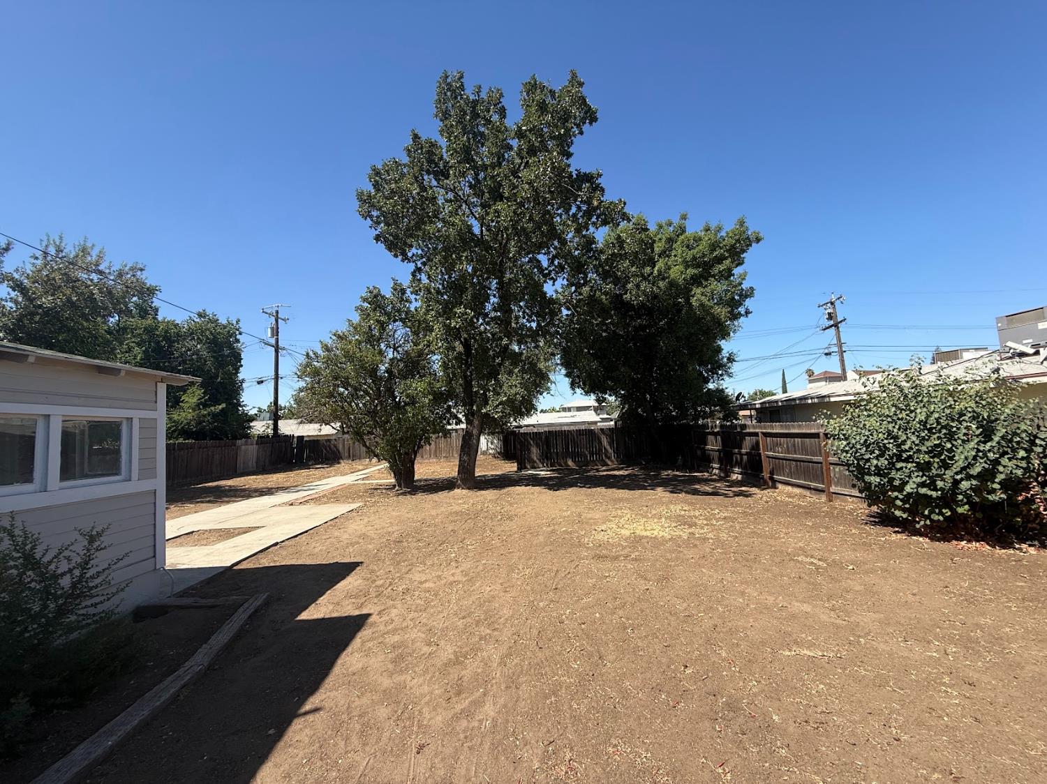 271 N I St, Dinuba, CA 93618