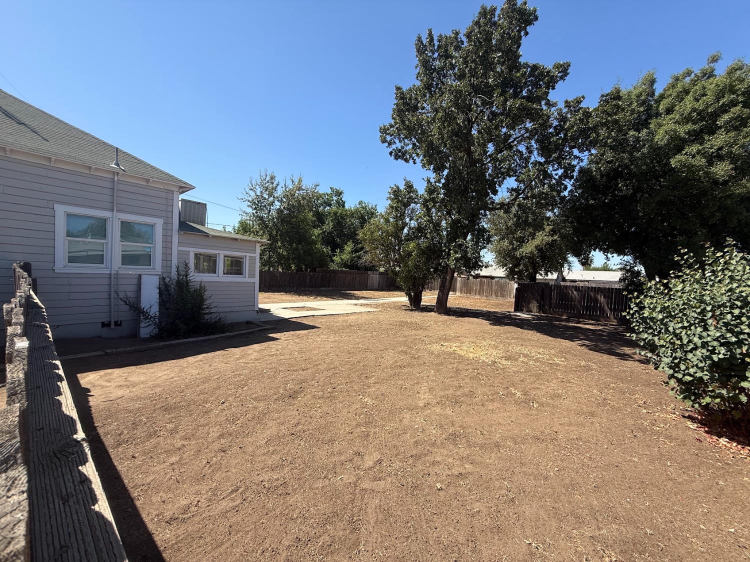 271 N I St, Dinuba, CA 93618