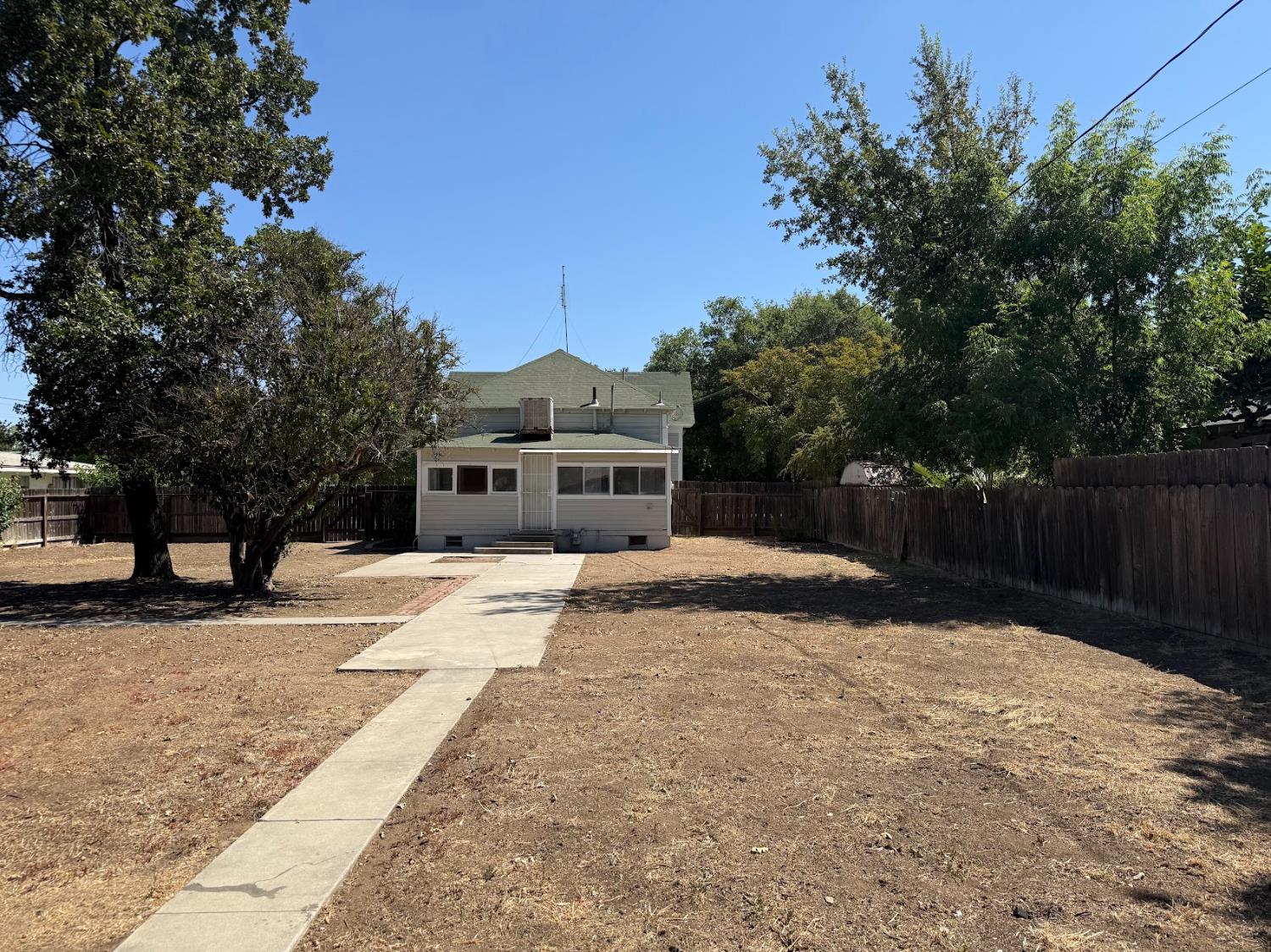 271 N I St, Dinuba, CA 93618