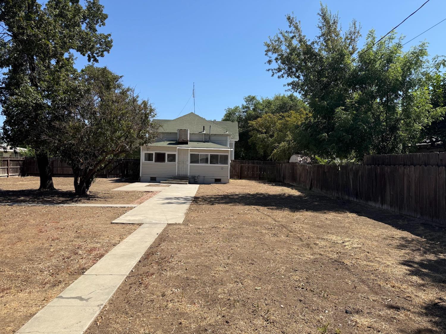 271 N I St, Dinuba, CA 93618
