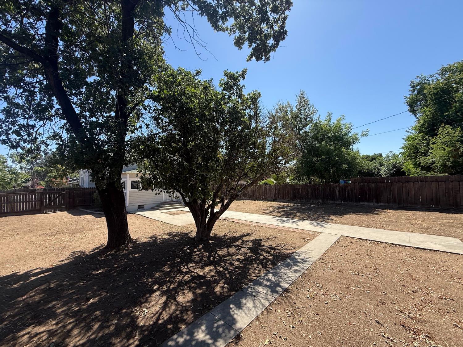 271 N I St, Dinuba, CA 93618