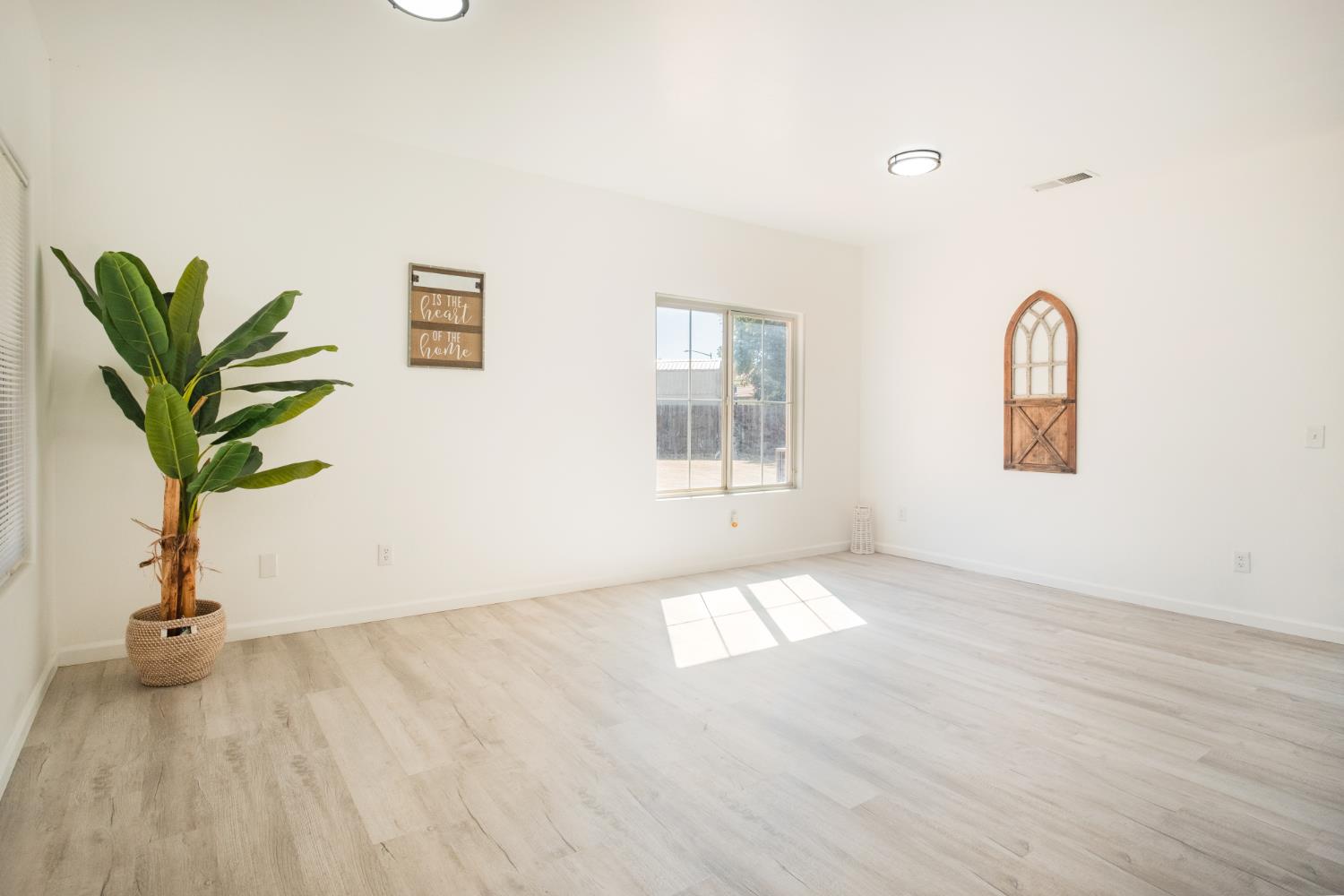 3055 N Bliss Ave, Fresno, CA 93727