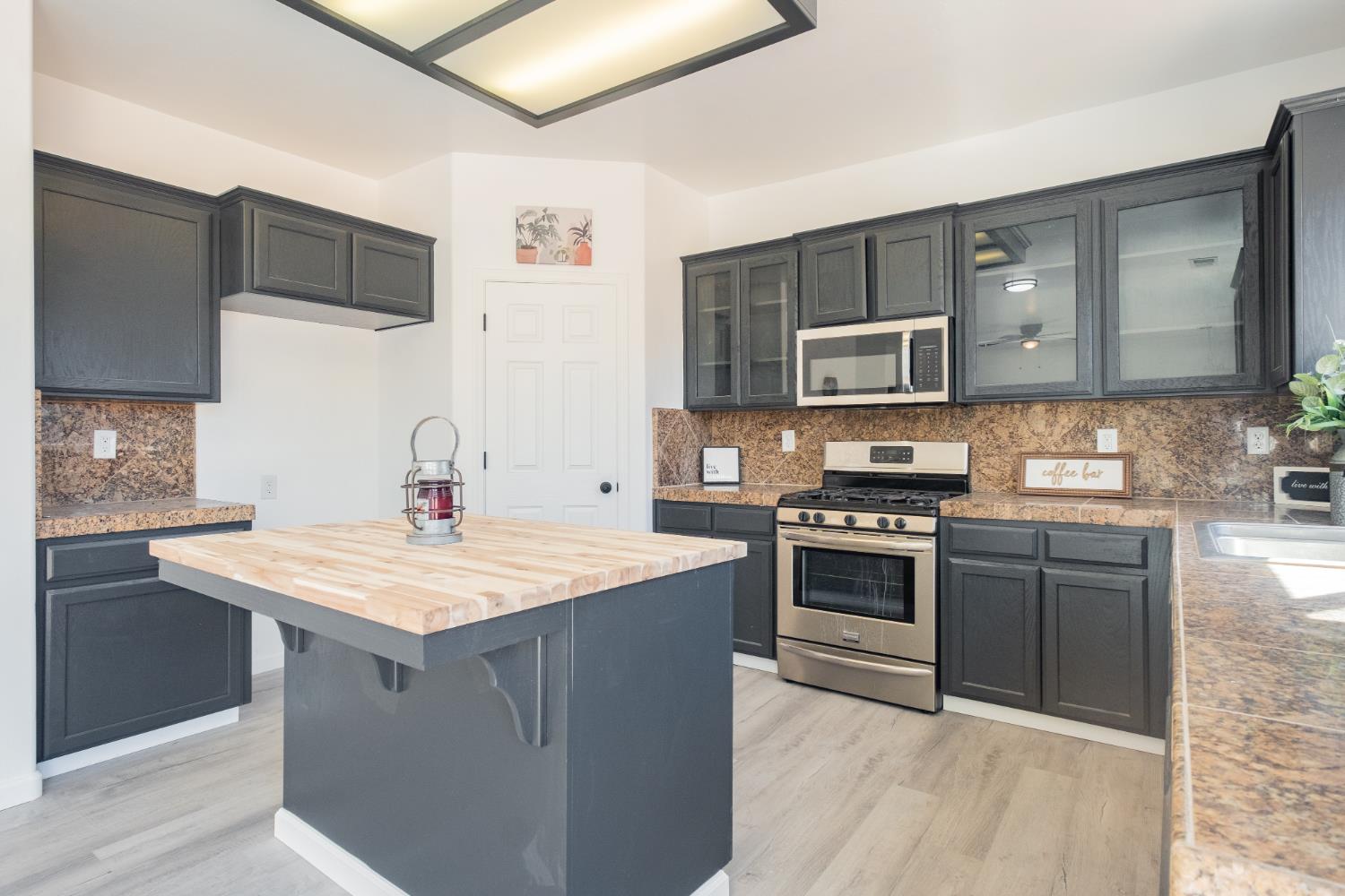 3055 N Bliss Ave, Fresno, CA 93727
