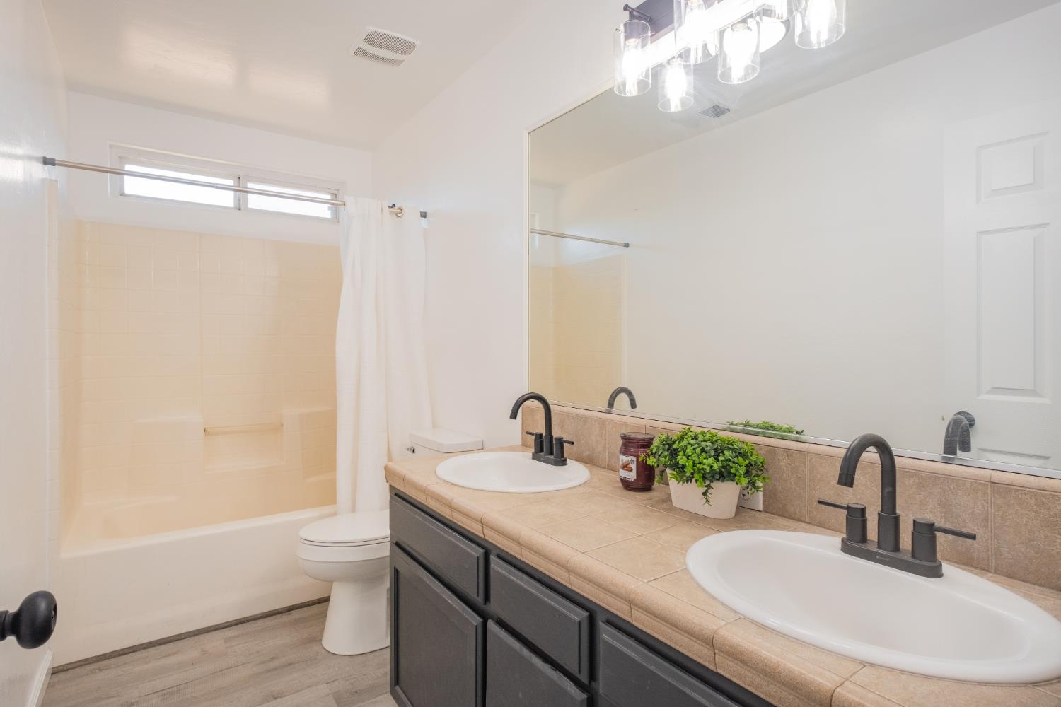 3055 N Bliss Ave, Fresno, CA 93727
