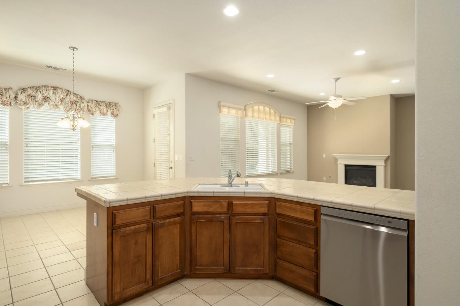 2859 E Muncie Ave, Fresno, CA 93720