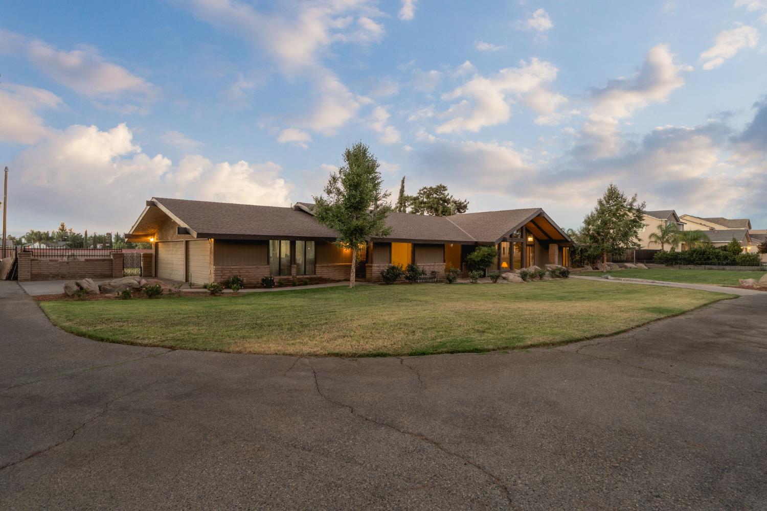 14410 W Kearney Blvd, Kerman, CA 93630
