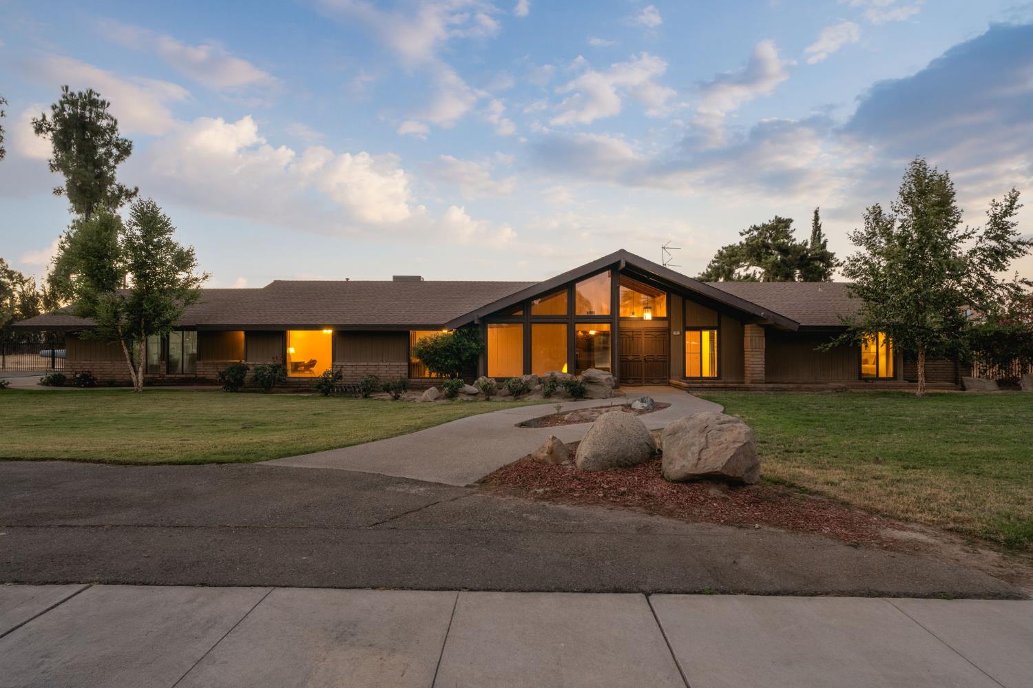 14410 W Kearney Blvd, Kerman, CA 93630