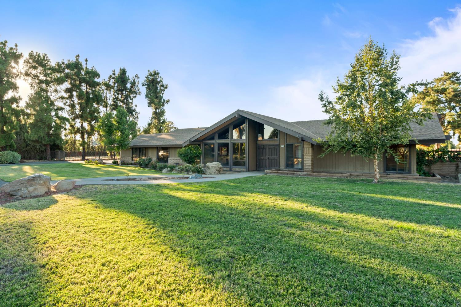 14410 W Kearney Blvd, Kerman, CA 93630