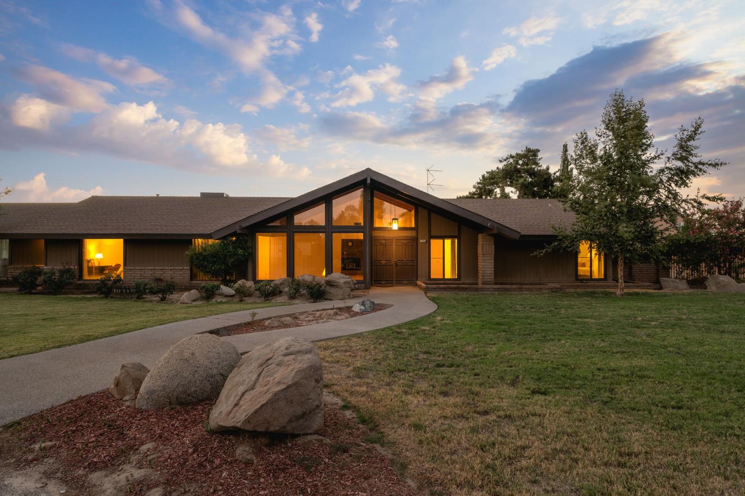 14410 W Kearney Blvd, Kerman, CA 93630