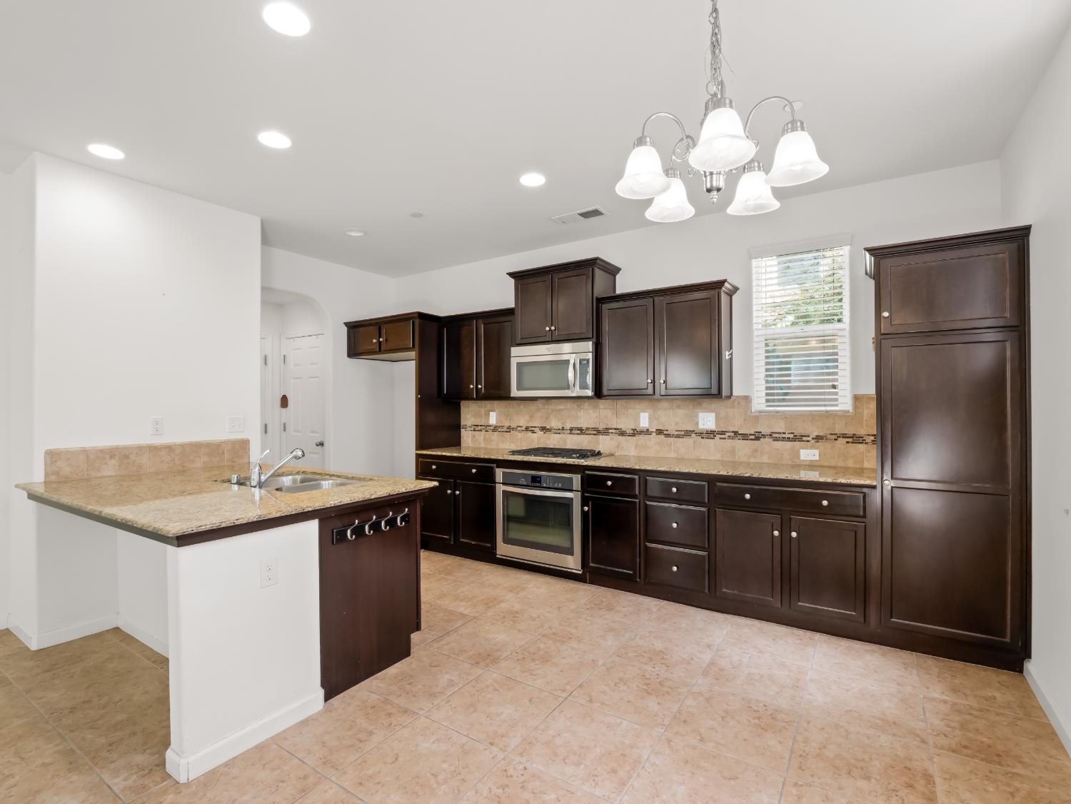 3243 W Nobility Dr, Fresno, CA 93711