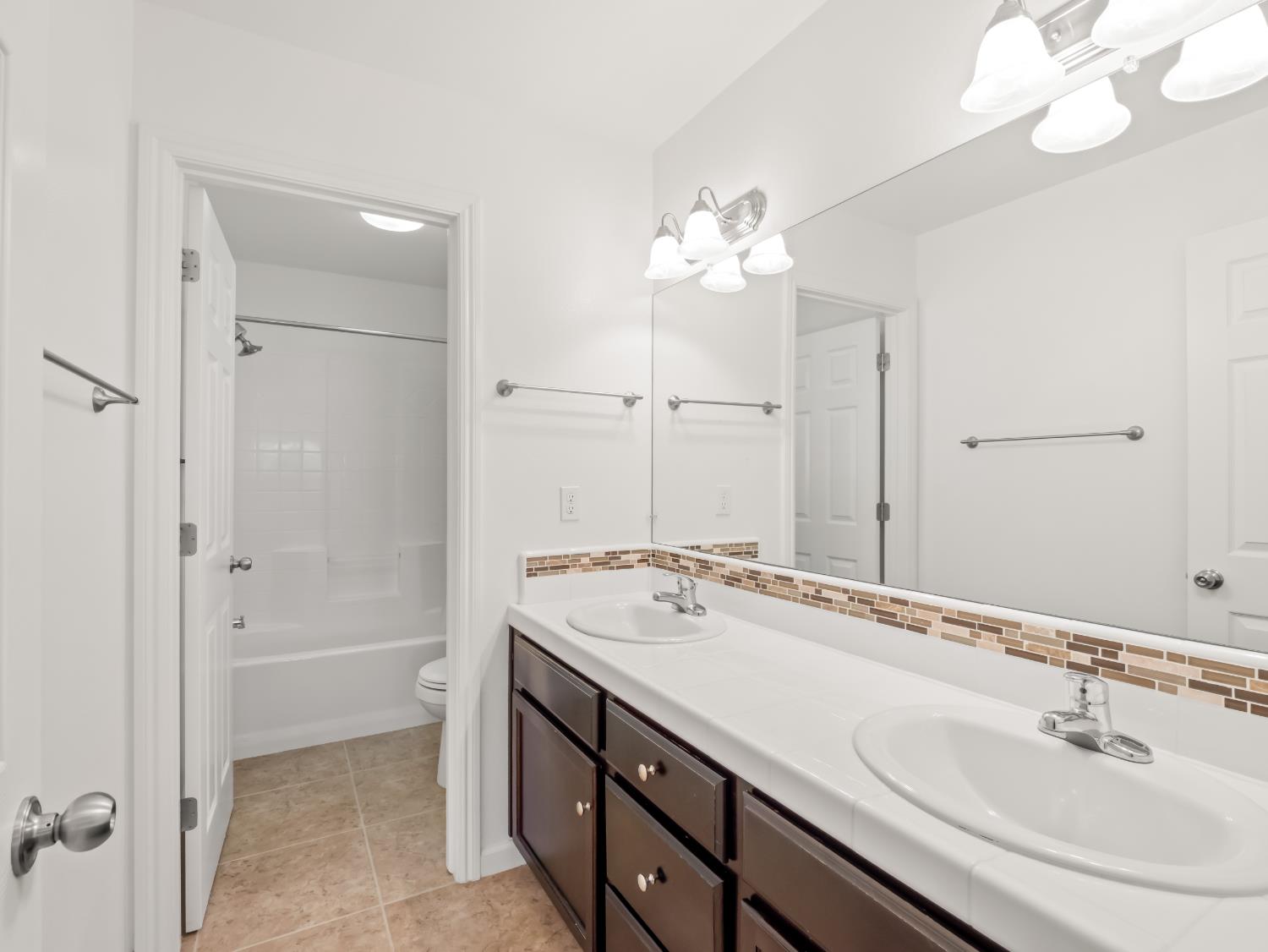 3243 W Nobility Dr, Fresno, CA 93711