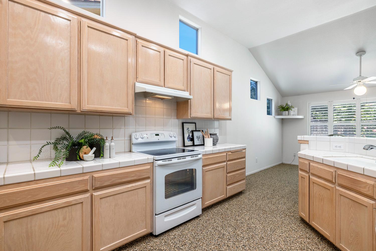 5652 W Beechwood Ave, Fresno, CA 93722