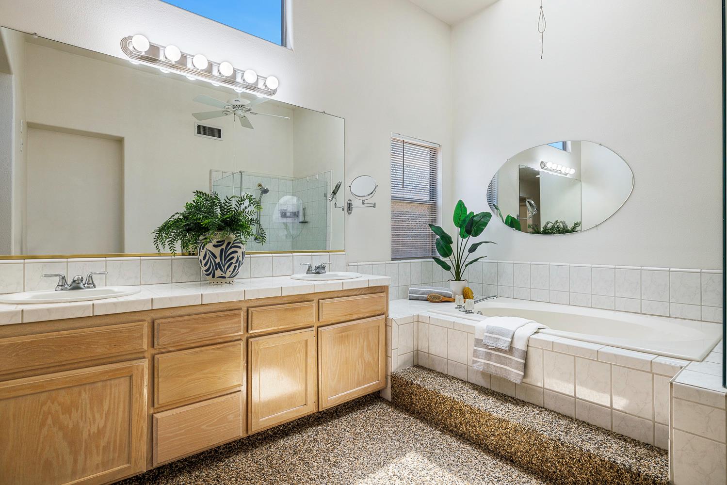 5652 W Beechwood Ave, Fresno, CA 93722