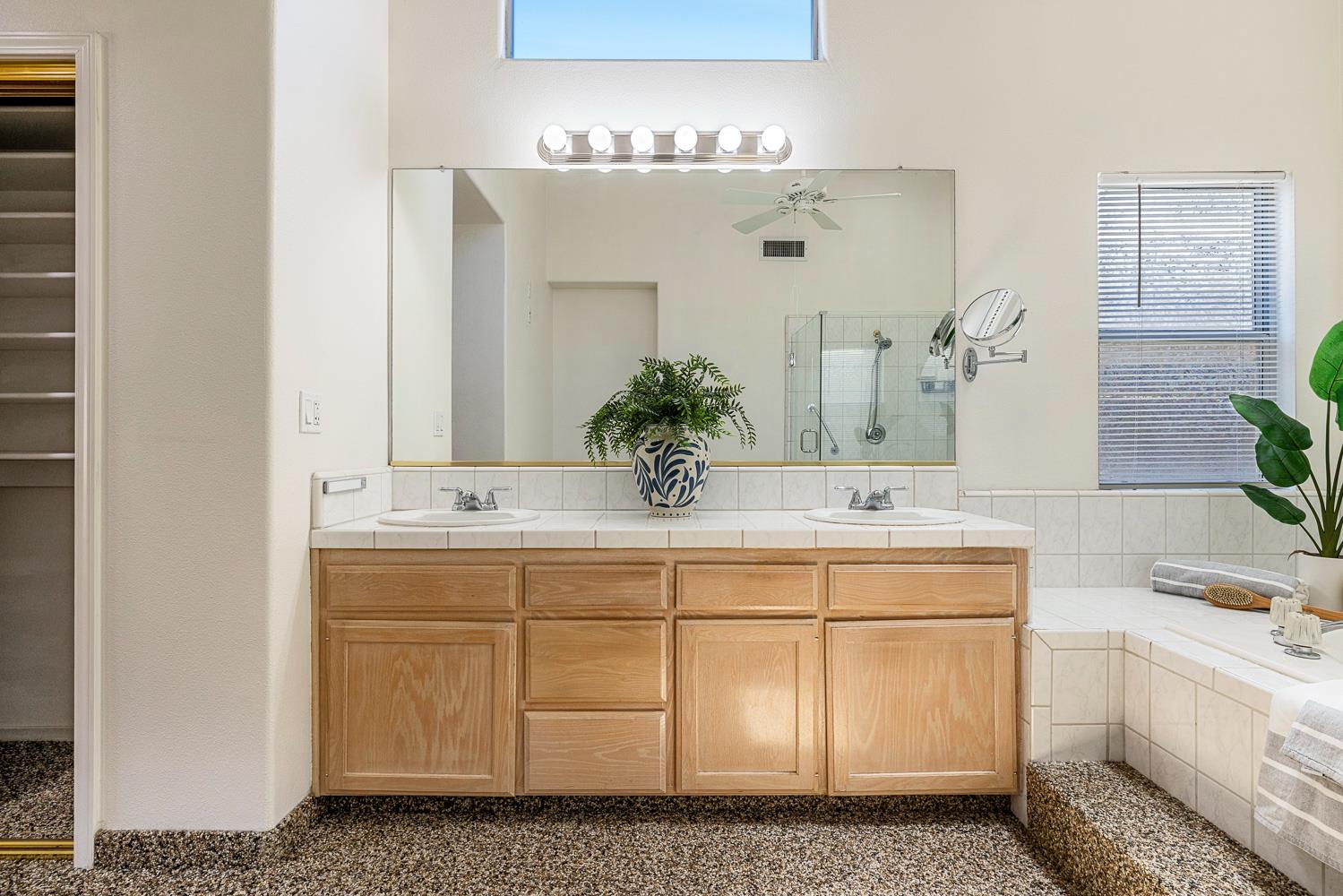 5652 W Beechwood Ave, Fresno, CA 93722