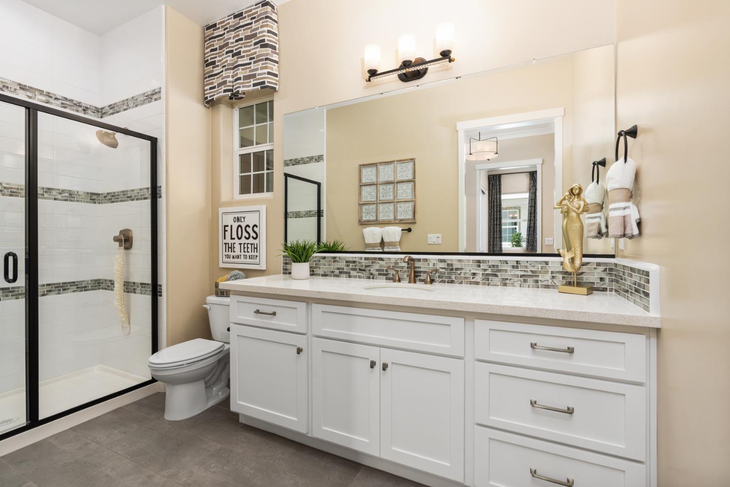 1681 N Shirley Ave, Clovis, CA 93619