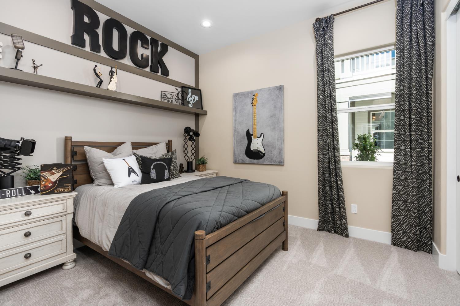 1681 N Shirley Ave, Clovis, CA 93619