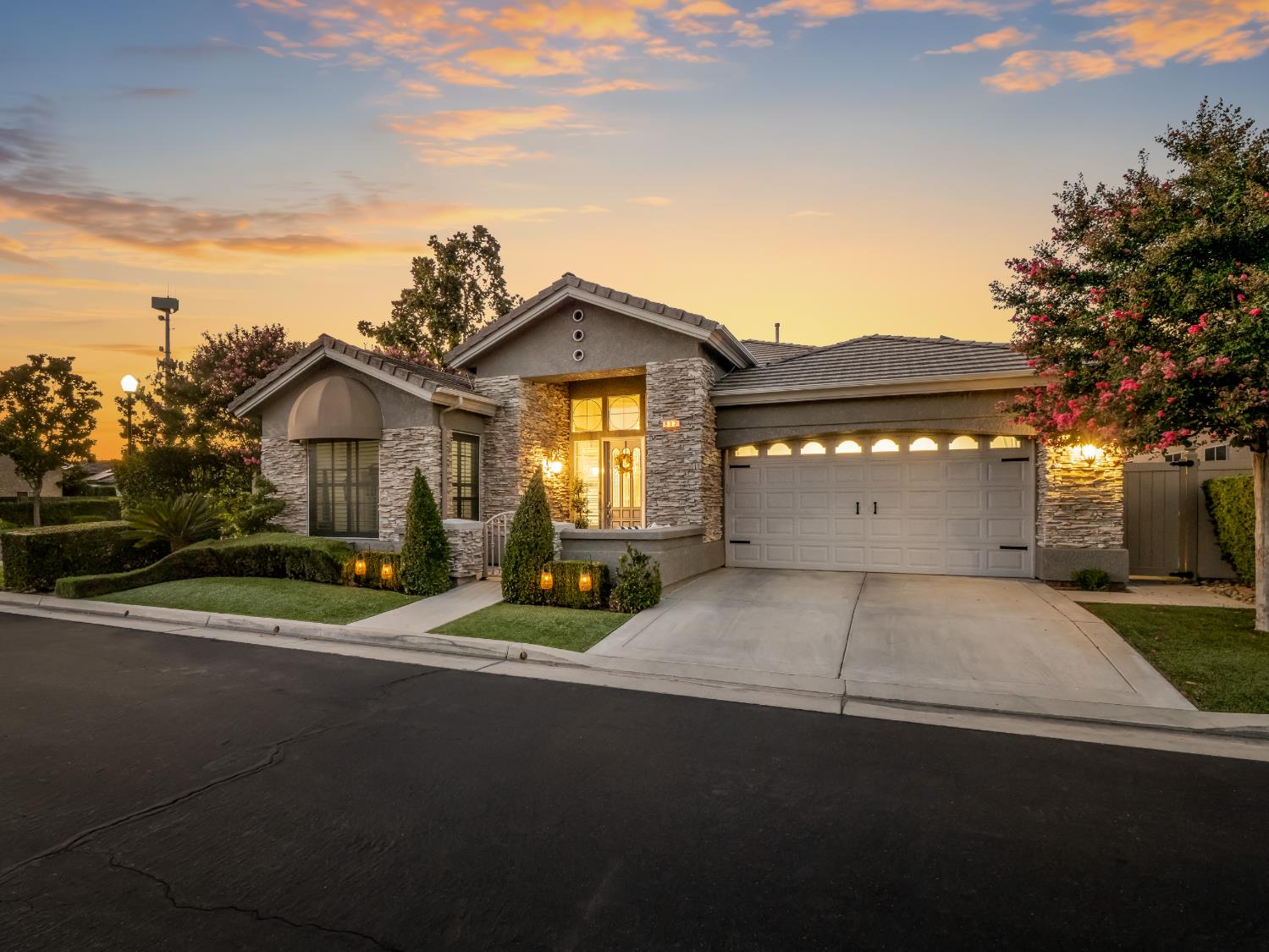 902 E Mill Creek Dr, Fresno, CA 93720
