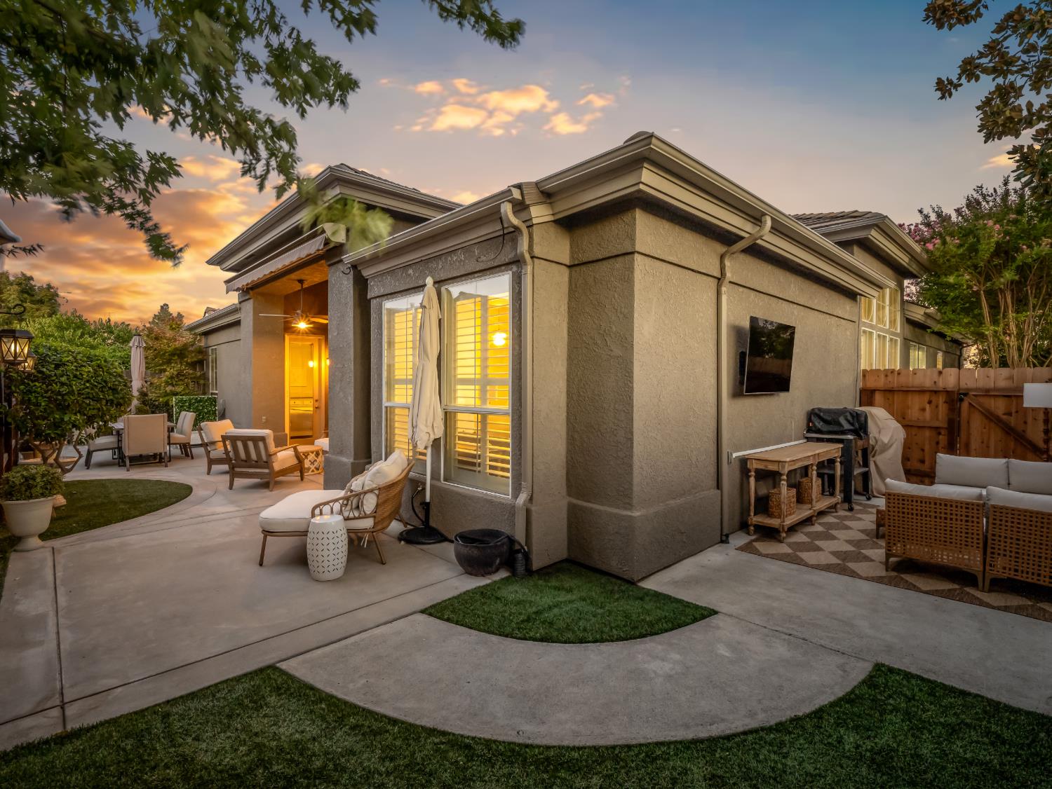 902 E Mill Creek Dr, Fresno, CA 93720
