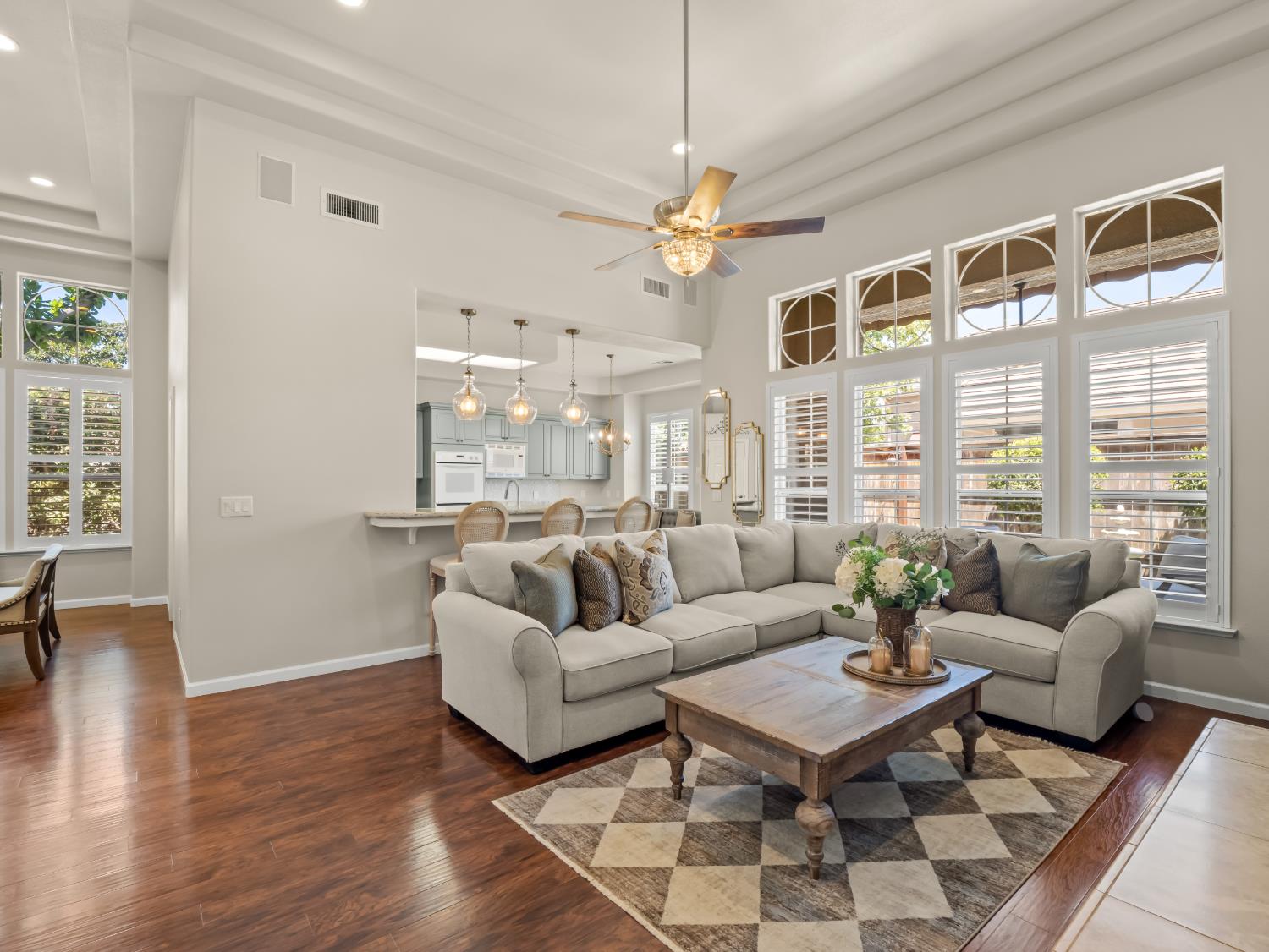 902 E Mill Creek Dr, Fresno, CA 93720