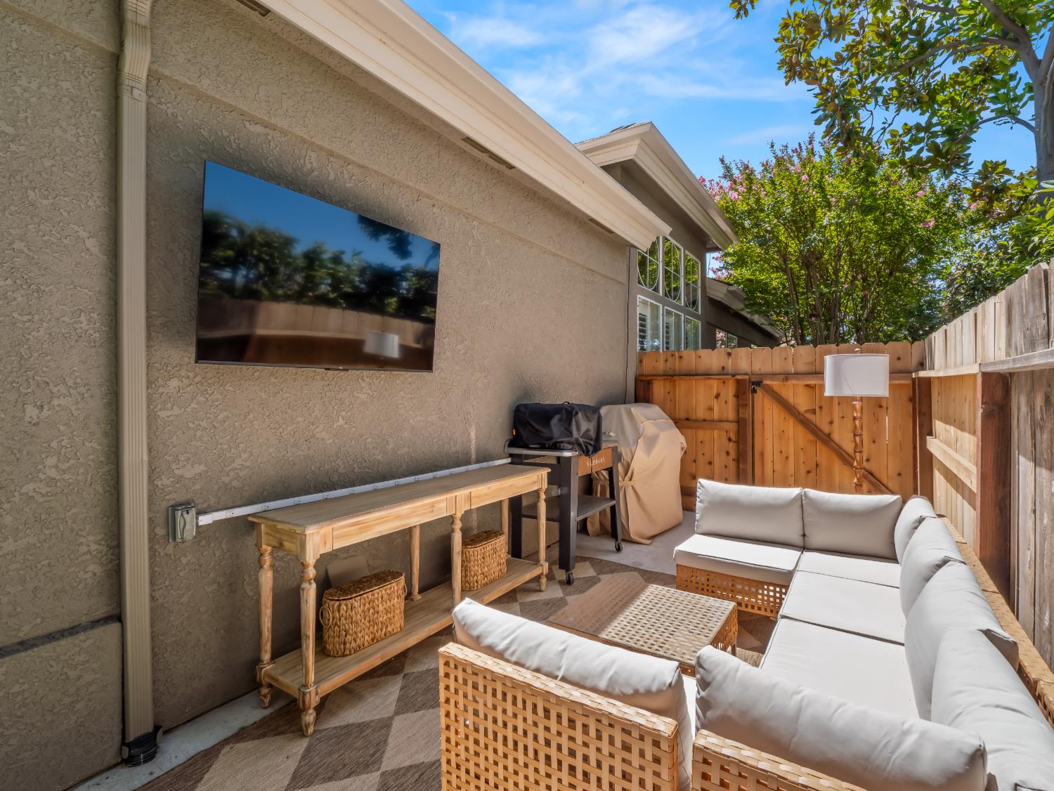 902 E Mill Creek Dr, Fresno, CA 93720