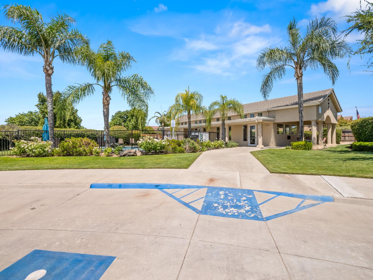 902 E Mill Creek Dr, Fresno, CA 93720