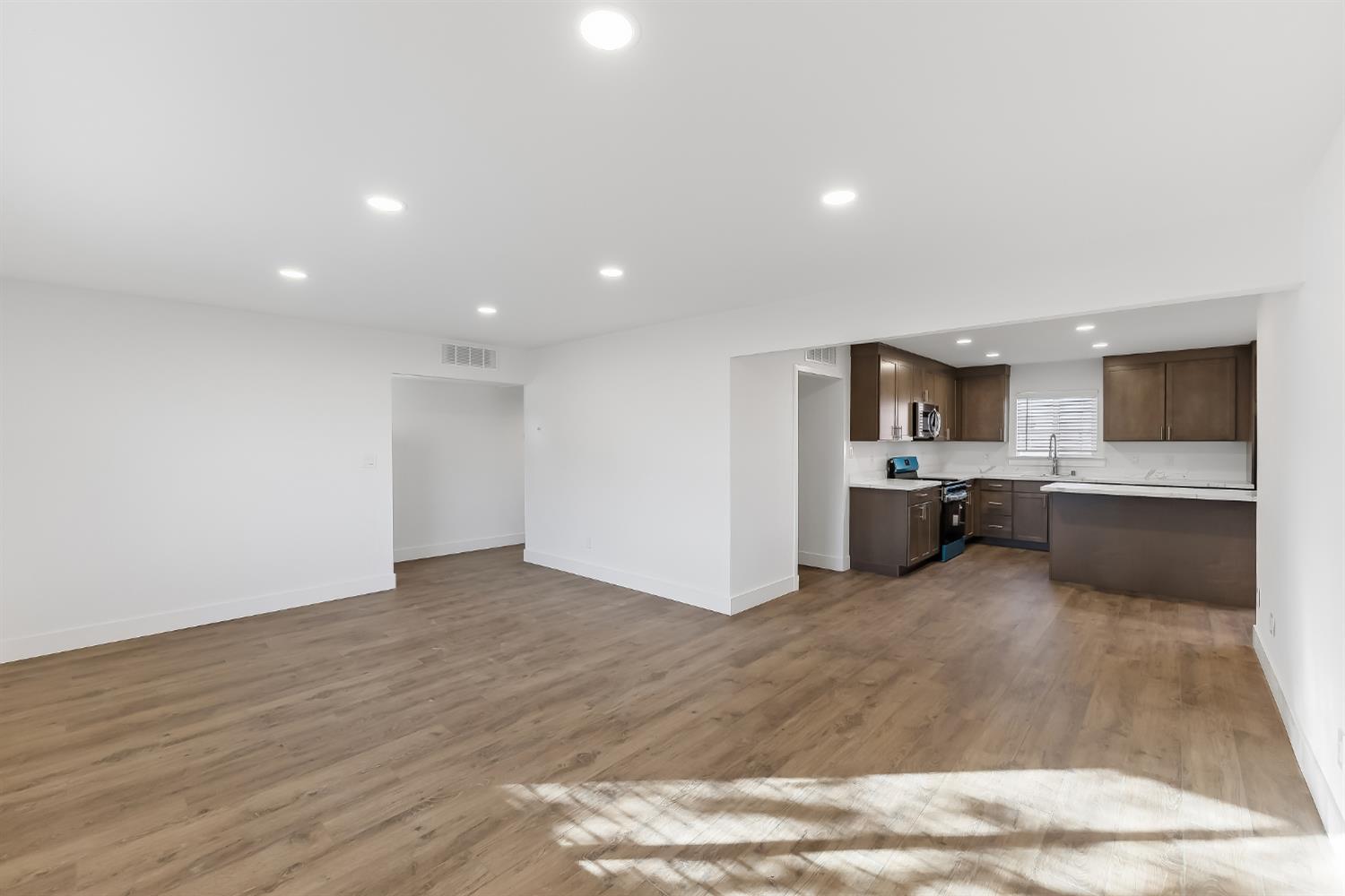3042 W Mendes Dr, Riverdale, CA 93656