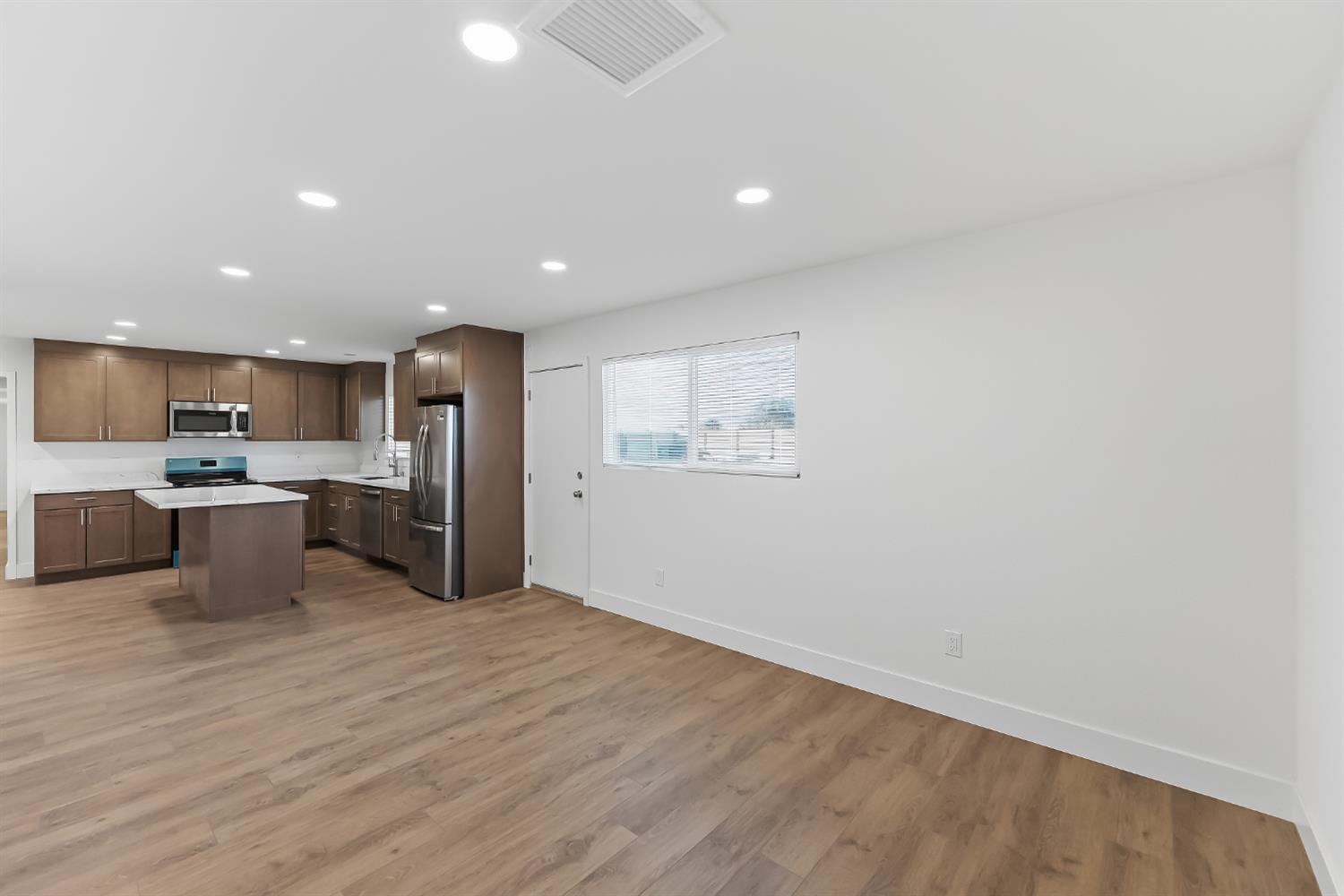 3042 W Mendes Dr, Riverdale, CA 93656