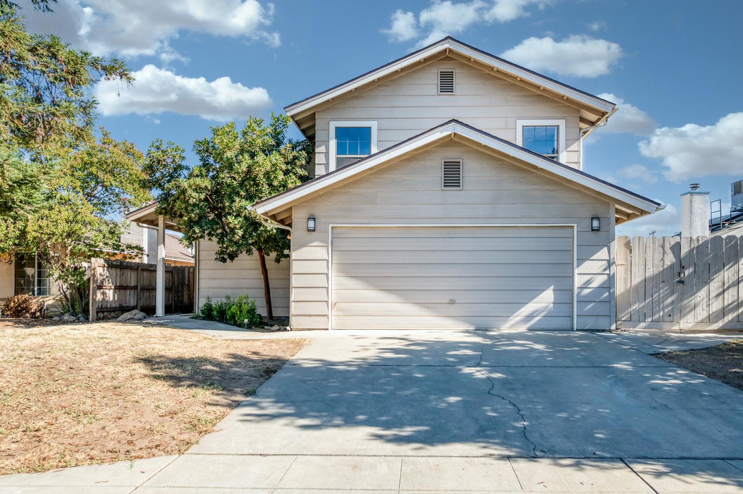 571 W Pat Dr, Clovis, CA 93612