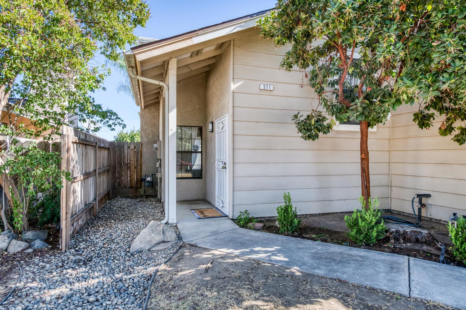 571 W Pat Dr, Clovis, CA 93612