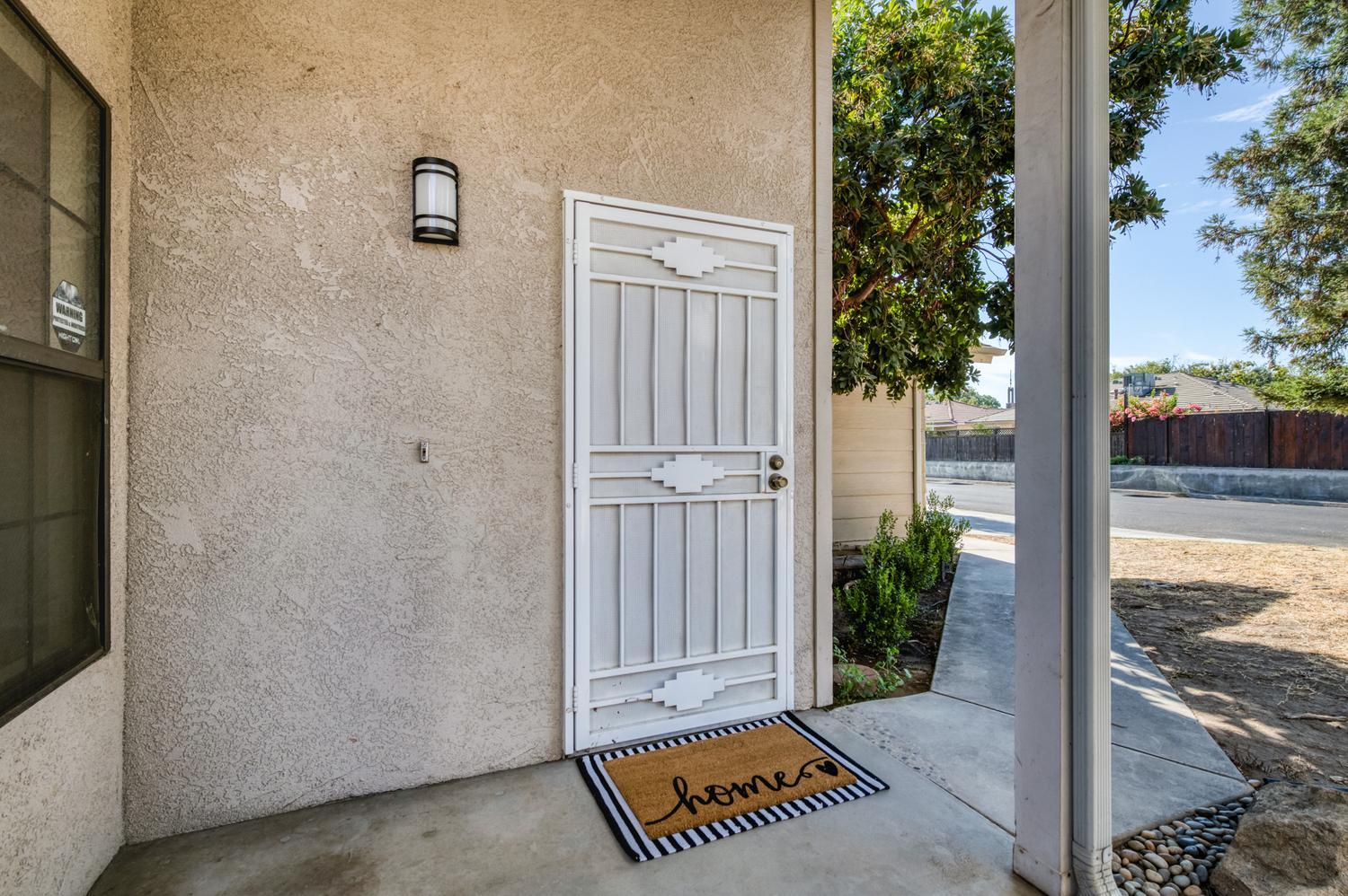 571 W Pat Dr, Clovis, CA 93612