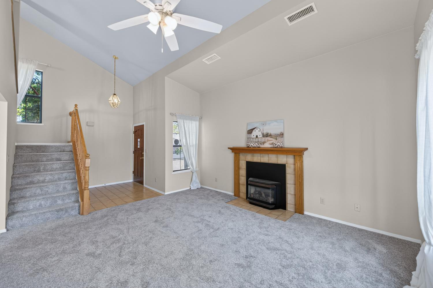571 W Pat Dr, Clovis, CA 93612
