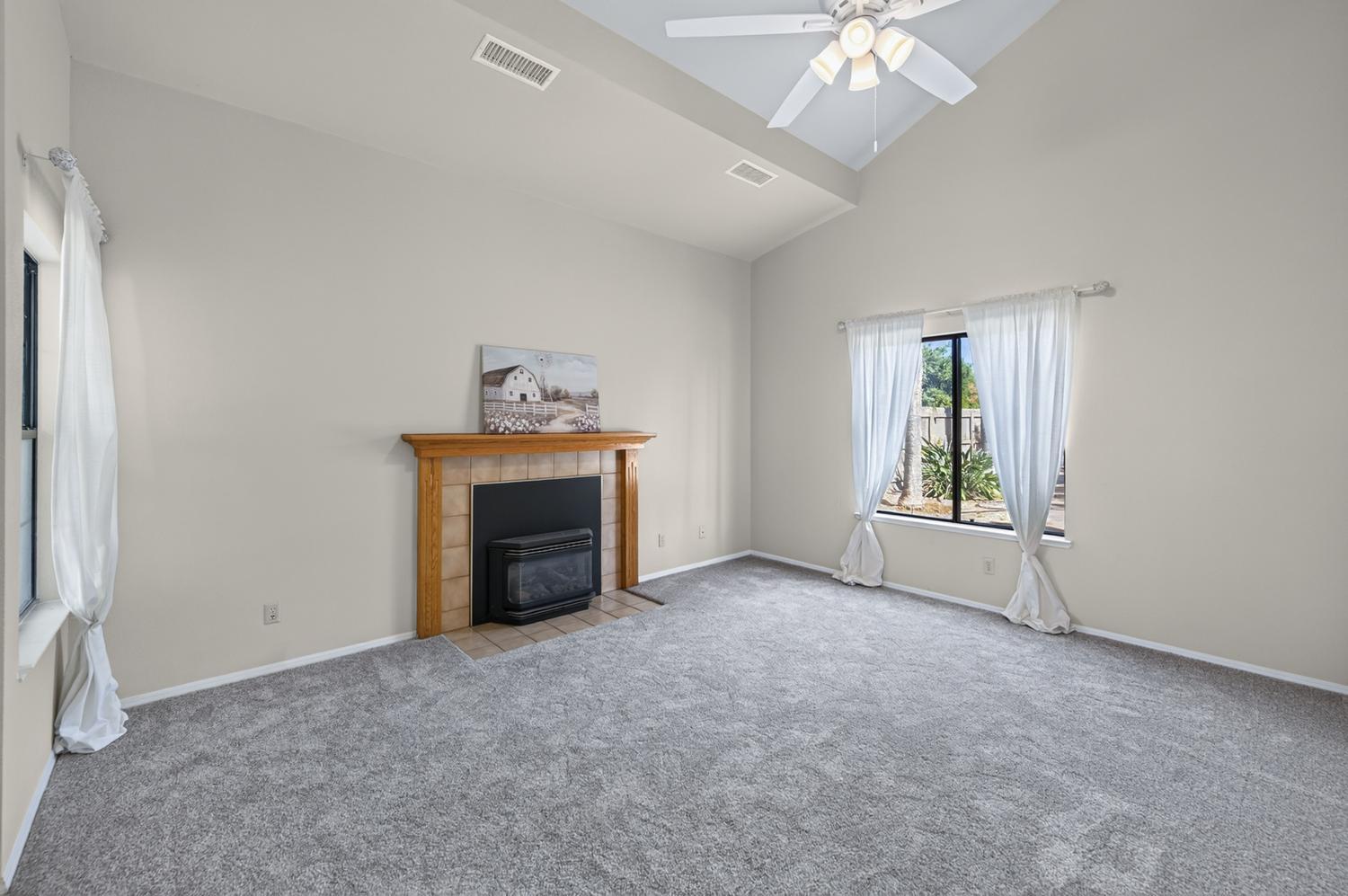 571 W Pat Dr, Clovis, CA 93612
