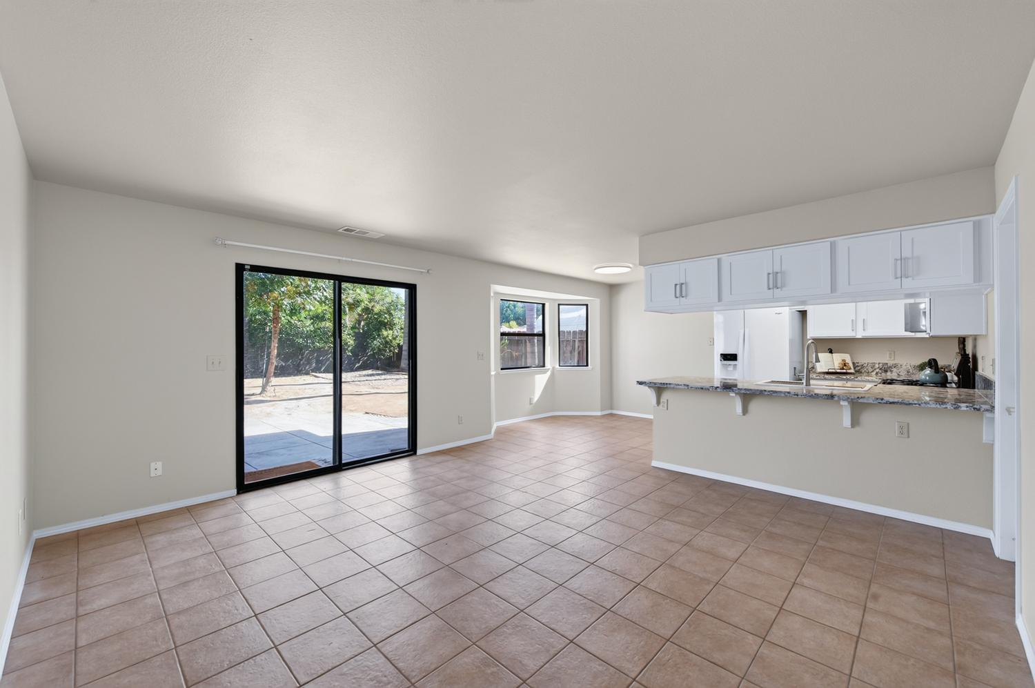 571 W Pat Dr, Clovis, CA 93612