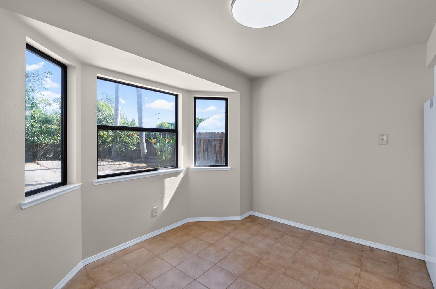 571 W Pat Dr, Clovis, CA 93612